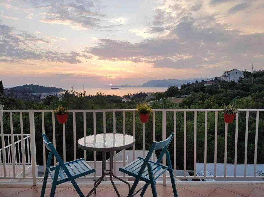 Lovely Split Level Apartment With Sea View, Pool, Free Parking And Wifi Кавтат Екстериор снимка