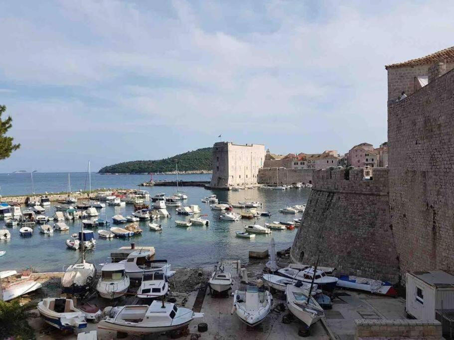 Lovely Split Level Apartment With Sea View, Pool, Free Parking And Wifi Кавтат Екстериор снимка