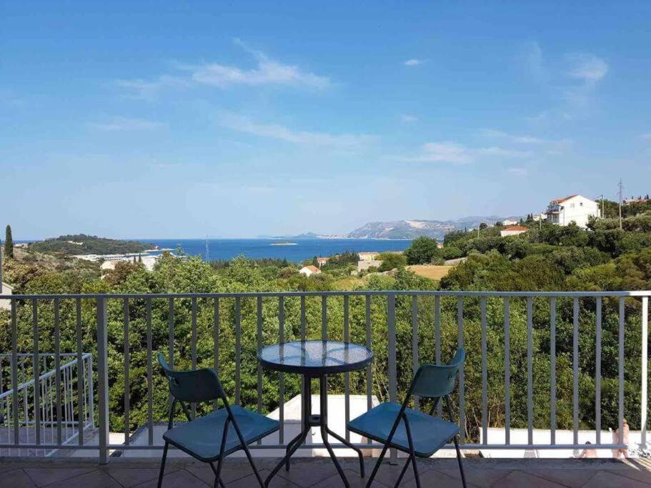 Lovely Split Level Apartment With Sea View, Pool, Free Parking And Wifi Кавтат Екстериор снимка