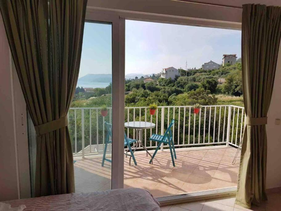 Lovely Split Level Apartment With Sea View, Pool, Free Parking And Wifi Кавтат Екстериор снимка