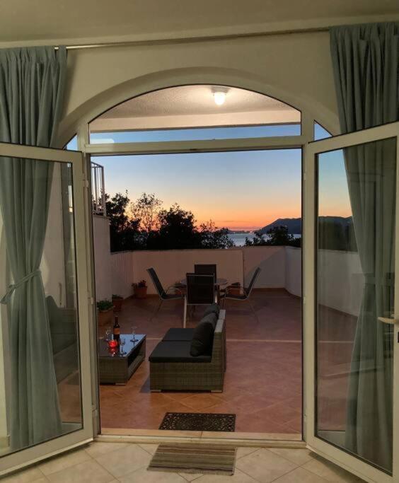 Lovely Split Level Apartment With Sea View, Pool, Free Parking And Wifi Кавтат Екстериор снимка